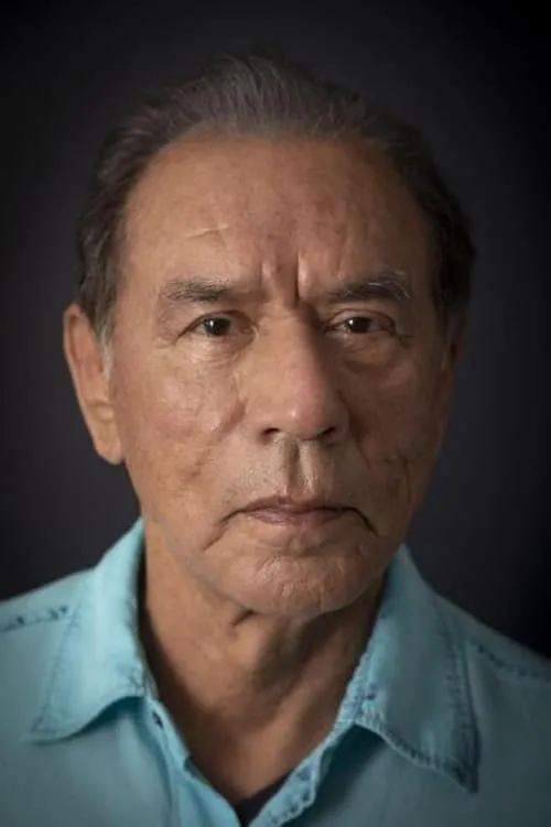 Wes Studi interpretando a Dave