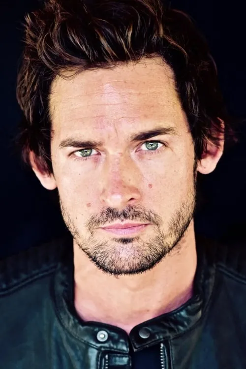 Will Kemp interpretando a Grandfather