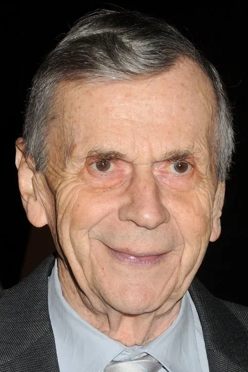 William B. Davis interpretando a Father Michael