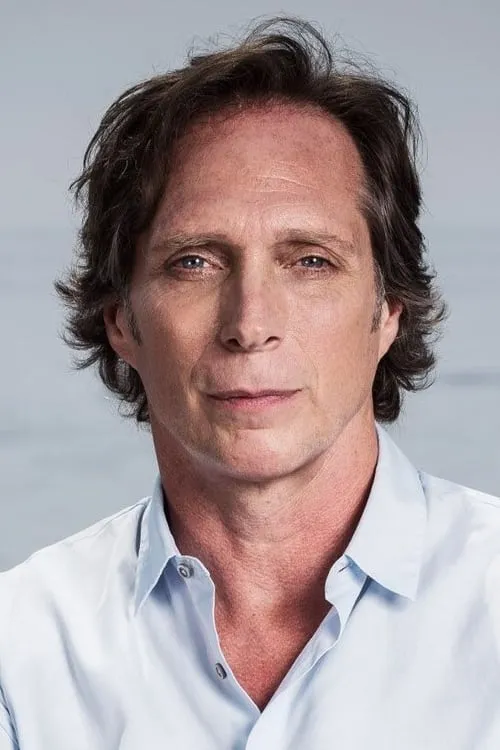 William Fichtner interpretando a Narrator (voice)