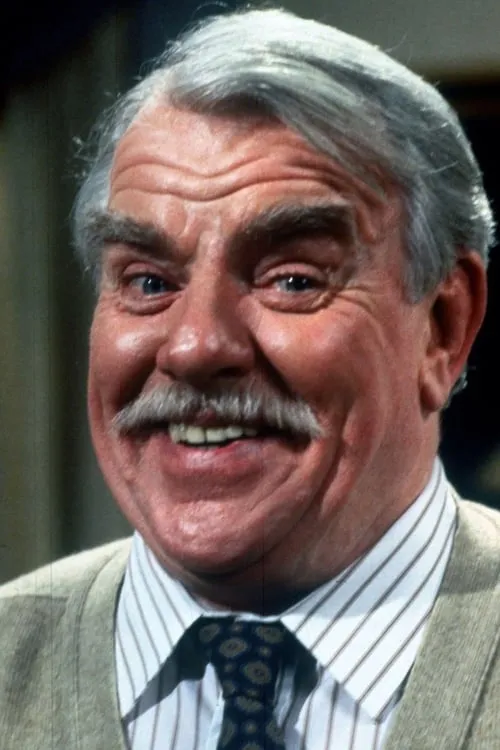 Windsor Davies interpretando a 