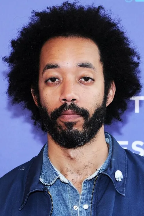 Wyatt Cenac interpretando a Himself