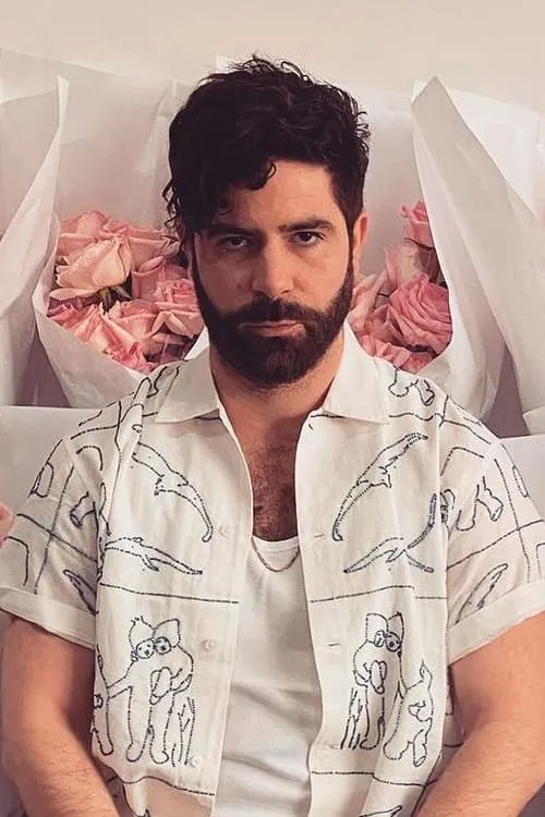 Yannis Philippakis interpretando a Himself