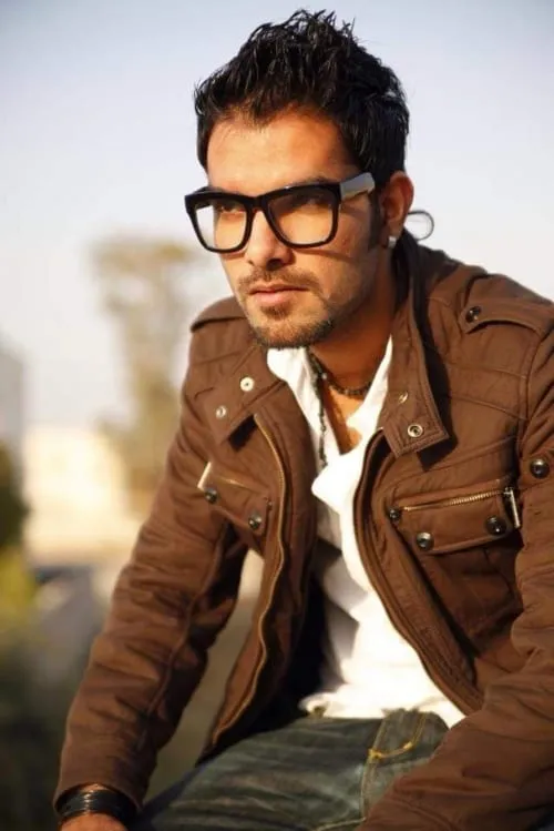 Yasir Hussain interpretando a 