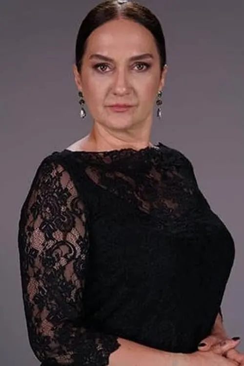 Yeşim Gül Akşar interpretando a Zehra