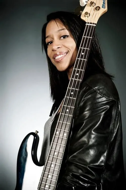 Yolanda Charles interpretando a Self - Bass Player