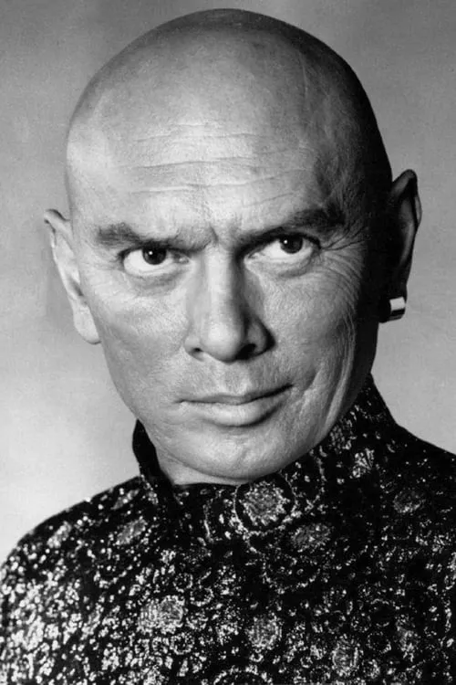 Yul Brynner interpretando a Captain Stoloff