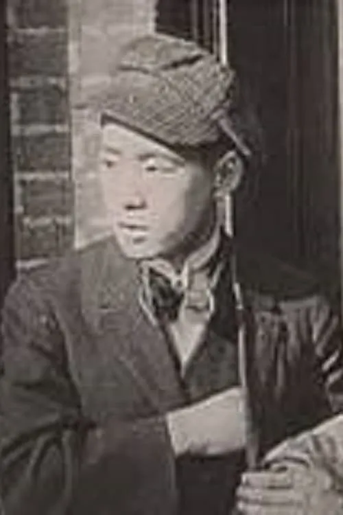 Yutaka Abe interpretando a Tori's valet