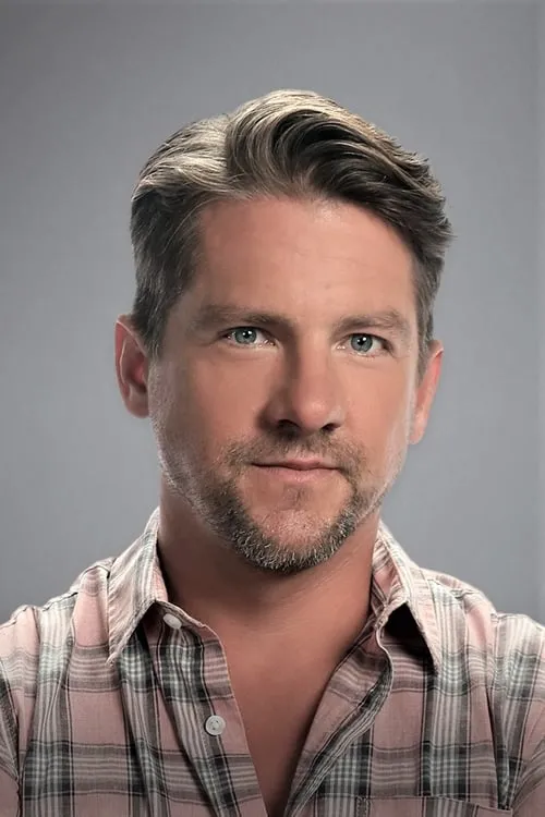 Zachary Knighton interpretando a Duncan