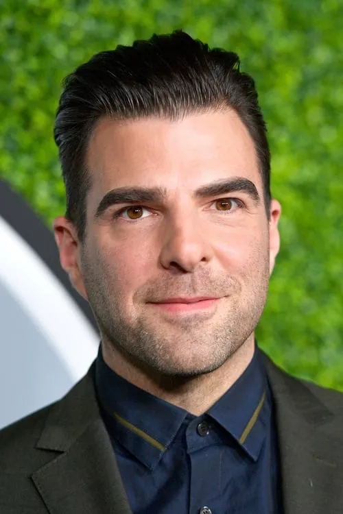 Zachary Quinto interpretando a John Smith