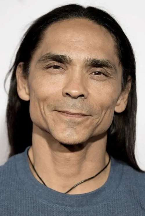 Zahn McClarnon interpretando a Little Big Man