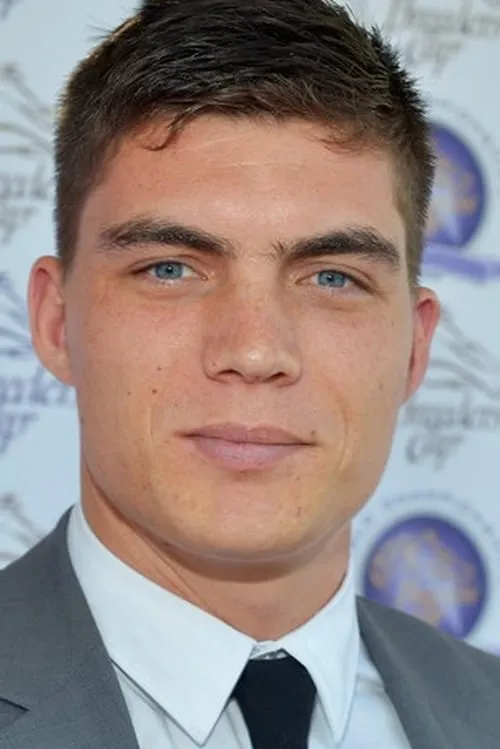 Zane Holtz interpretando a Son