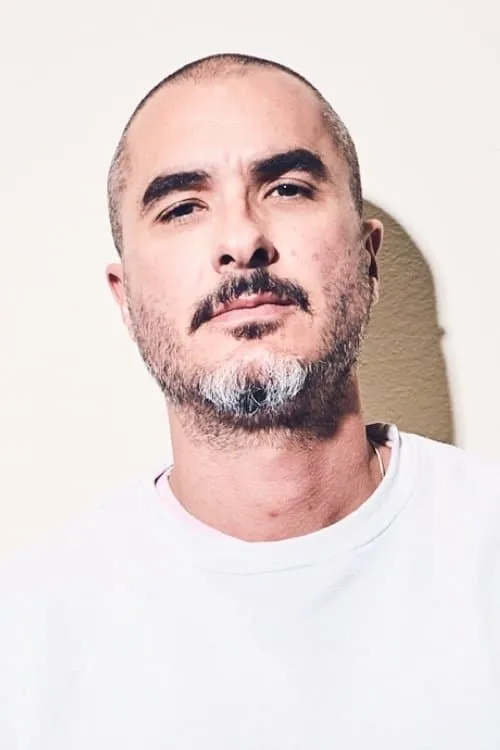 Zane Lowe interpretando a Self