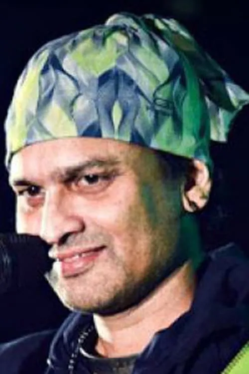 Zubeen Garg interpretando a Nilabh Jonak Baruah