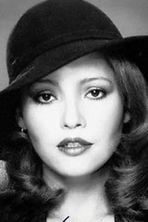 Barbara Carrera interpretando a Madam Wong