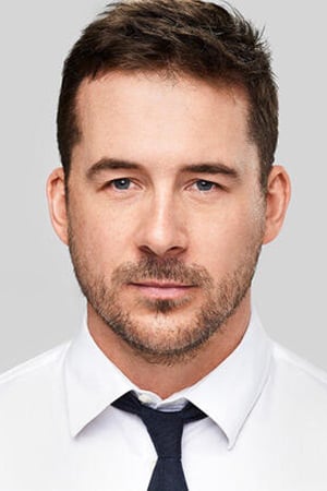 Barry Sloane interpretando a Eric Blair