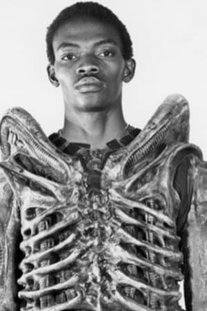 Bolaji Badejo interpretando a Alien