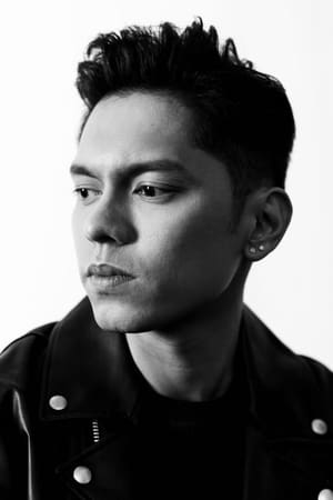 Carlo Aquino interpretando a Claudio