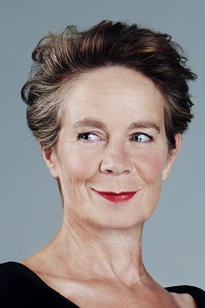 Celia Imrie interpretando a 