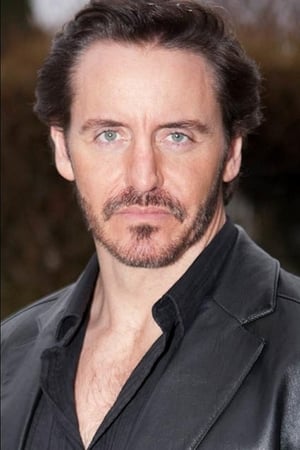 Charles Mesure interpretando a Bill