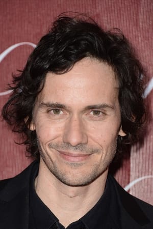 Christian Camargo interpretando a Henry May