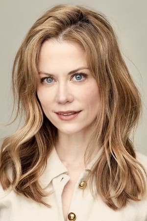 Claire Coffee interpretando a Polly