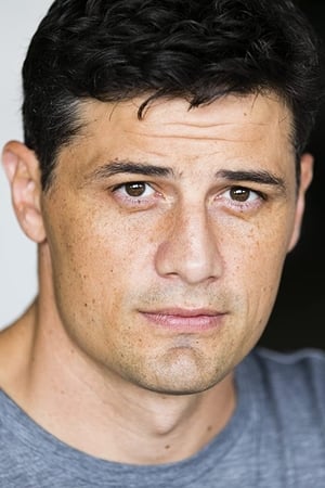 Enver Gjokaj interpretando a Rick