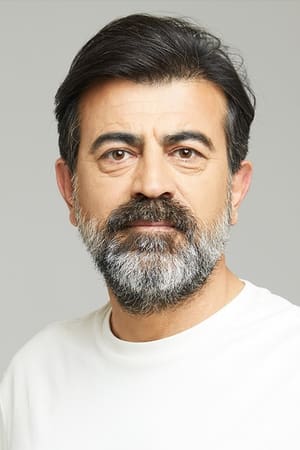 Erkan Bektaş interpretando a Murat