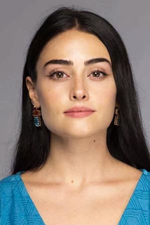 Esra Bilgiç interpretando a Madam Corinne