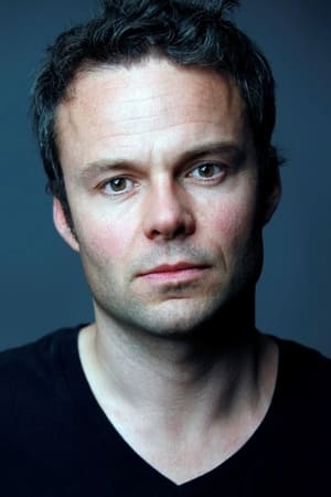 Jamie Glover interpretando a Peter