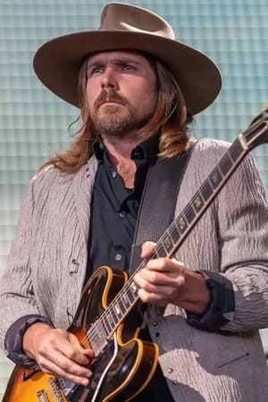 Lukas Nelson interpretando a Himself / Guitar / Backing Vocals