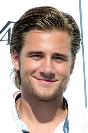 Luke Benward interpretando a Tanner