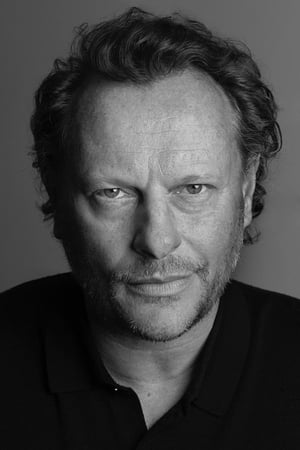 Neil Stuke interpretando a The Assassin