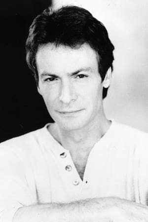 Robin Sachs interpretando a Hugh Roskill