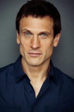 Simon Merrells interpretando a Anderson