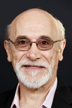 Tony Amendola interpretando a Father Perez