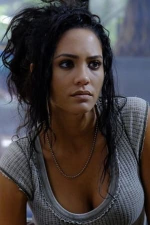 Tristin Mays interpretando a Nora