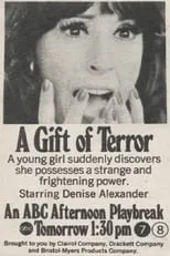 Carmen Zapata interpreta a Aunt Caroline en A Gift of Terror