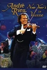 André Rieu es Self - Host, Conductor and Violinist en Andre Rieu - New Year's in Vienna