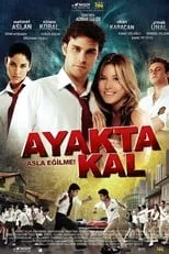 Irmak Ünal interpreta a Asiye en Ayakta Kal