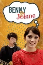 Nicola Reynolds interpreta a Reporter en Benny & Jolene