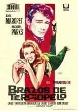 Jocelyn Brando interpreta a Mrs. Riley en Brazos de terciopelo