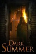 Gracie Gillam interpreta a Mona Wilson en Dark Summer