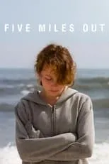 Gillian Waugh interpreta a Aunt Chrissie en Five Miles Out