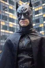 Jeff Ward es The Batman en Fund the Bat