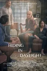 Judy McLane es Val en Hiding in Daylight