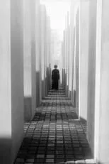 Carrie Mae Weems interpreta a  en Holocaust Memorial