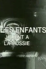 ?????? ???????? interpreta a the maid, Chekhov's sister en Les enfants jouent à la Russie