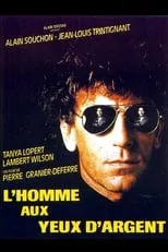 Robert Deslandes interpreta a GS driver en L'Homme aux yeux d'argent