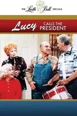 John William Young interpreta a TV Director en Lucy Calls the President